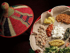 Cuisine éthiopienne servi dans un mesob, un panier en osier